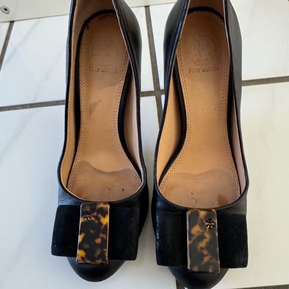 Elegant Black Leather Heels with Tortoise Bow Tory Burch - Picture 6 of 14